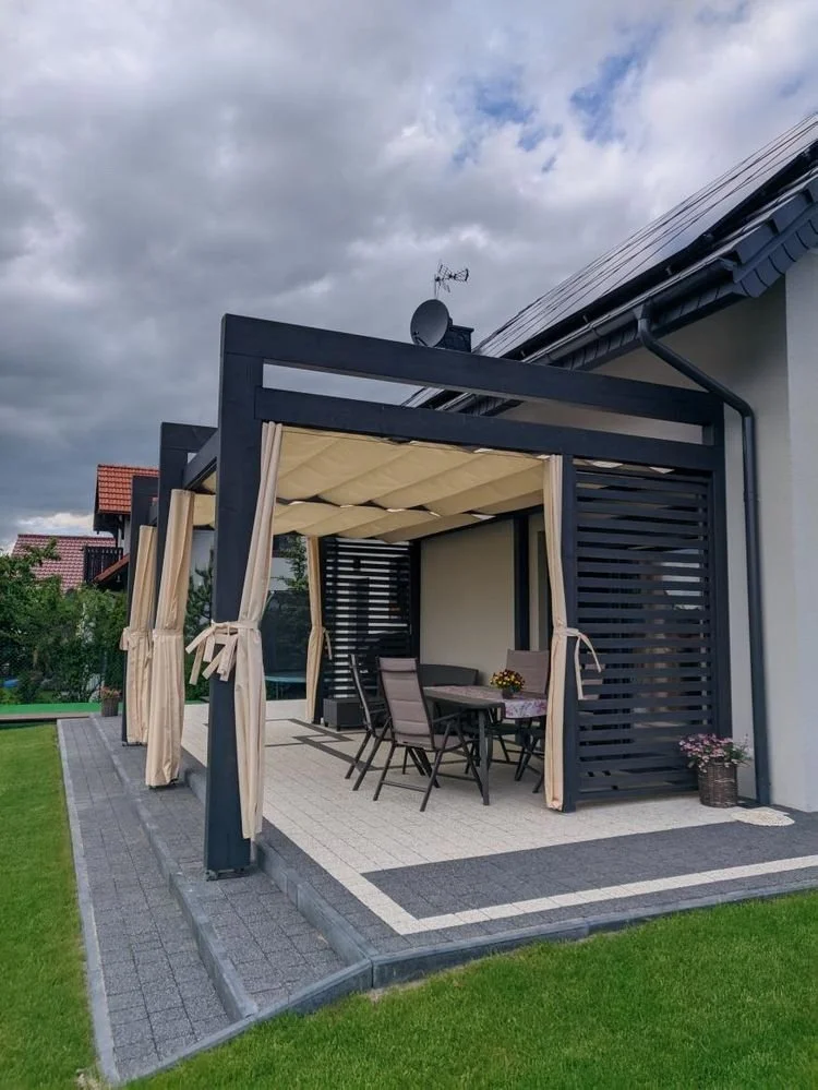 Pergola z jasnym zadaszeniem i zasłonami z tkaniny